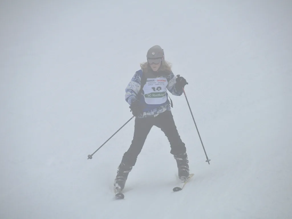 Skifahrer mit Startnummer 19 im Nebel.